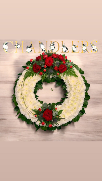 18 Inch Red And White Wreath - 18 Inch Diameter Wreath With Foliage Edge And Two Sprays