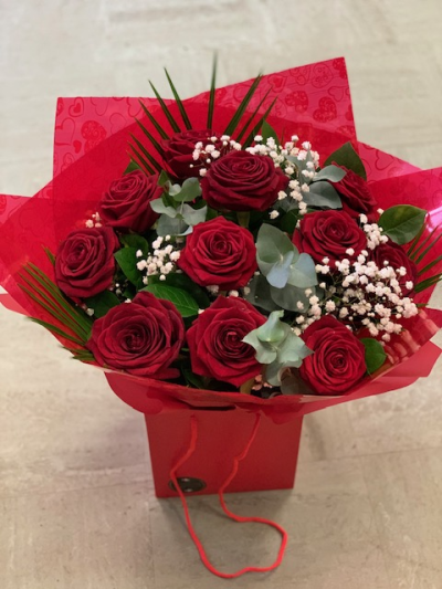 Dozen Red Roses - Perfect Valentine Gift Of 12 Beautiful Red Roses With Mixed Foliages And Gypsophelia
Luxury Is A Larger Headed Rose With Pussy Willow, Mixed Foliages And Gypsophelia